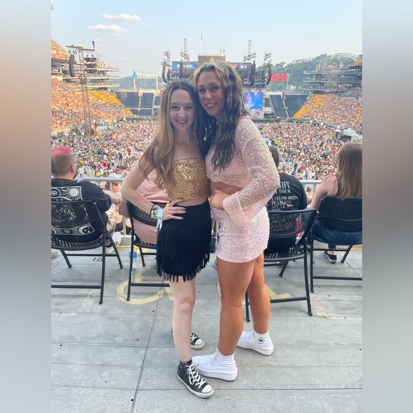 Meet your Posher, Kirsten 🌻 - Picture 6 of 8